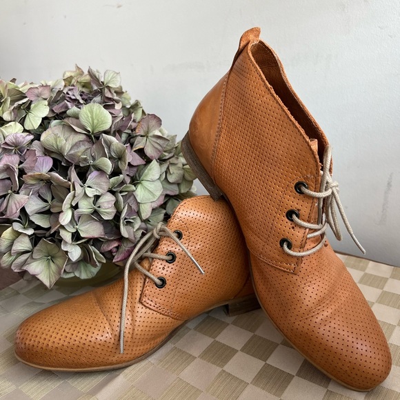 Real Leather Boots (EU 38/ US 7.5) - Picture 5 of 7